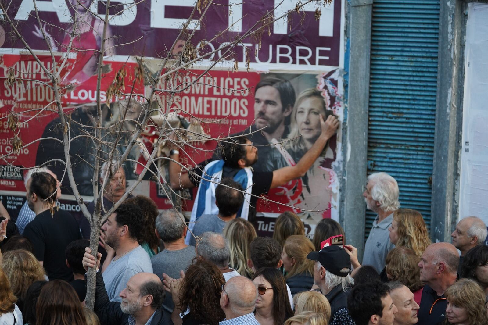 Miles de personas se pronunciaron por la paz y contra el terrorismo. Foto Clarín.