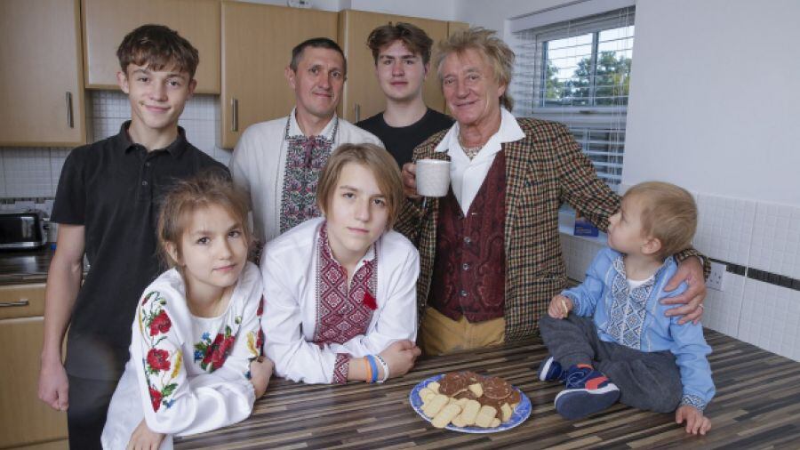 Rod Stewart y la familia ucraniana.