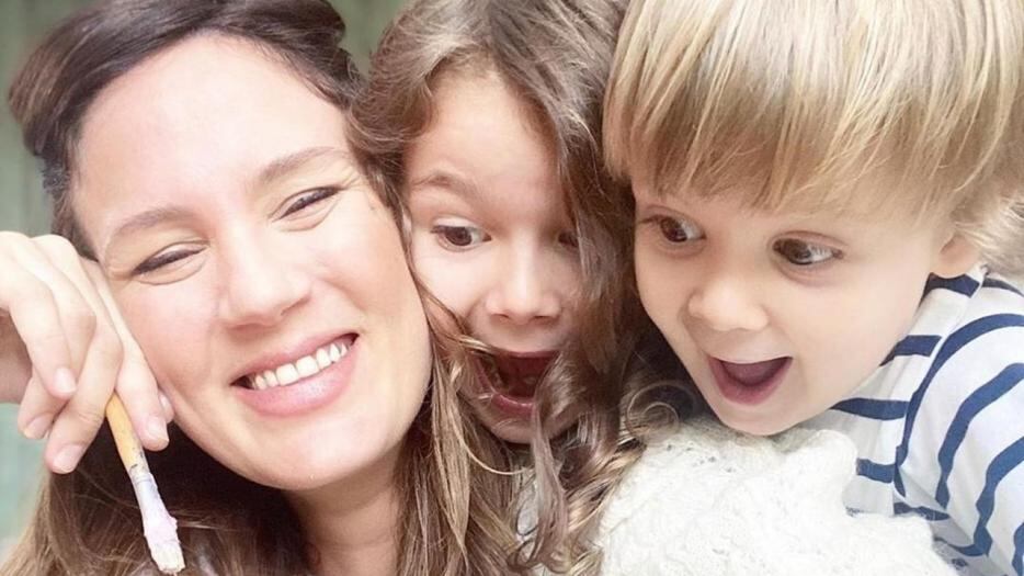 Paula Chaves y sus hijos.