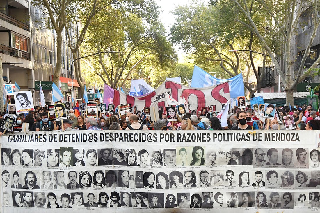 Miles de mendocinos se movilizaron por el día Nacional  de la Memoria por la Verdad y la Justicia.
La movilización comenzó en San Martín y Sarmiento y finalizó en casa de Gobierno.
Foto José Gutierrez / Los Andes 