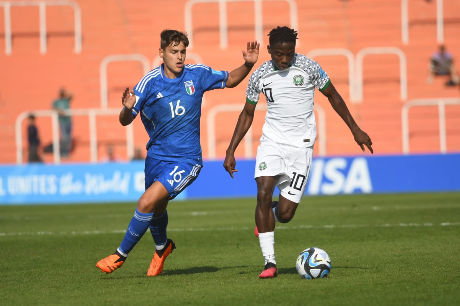 Italia vs. Nigeria, animaron el primer partido de la segunda fecha de la zona D en el estadio Malvinas Argentinas. / José Gutiérrez (Los Andes).