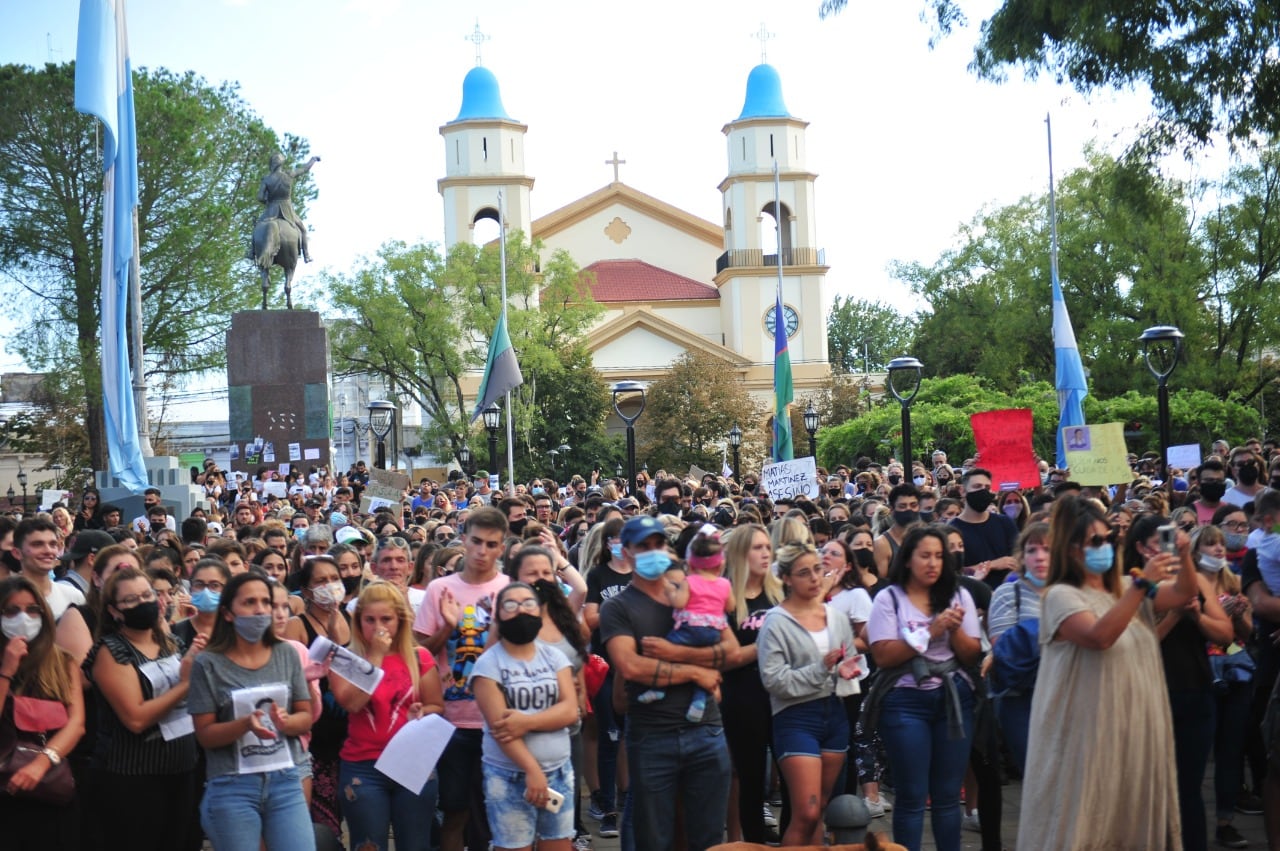 Marcha por Úrsula Bahillo la joven asesinada en Rojas - Clarín