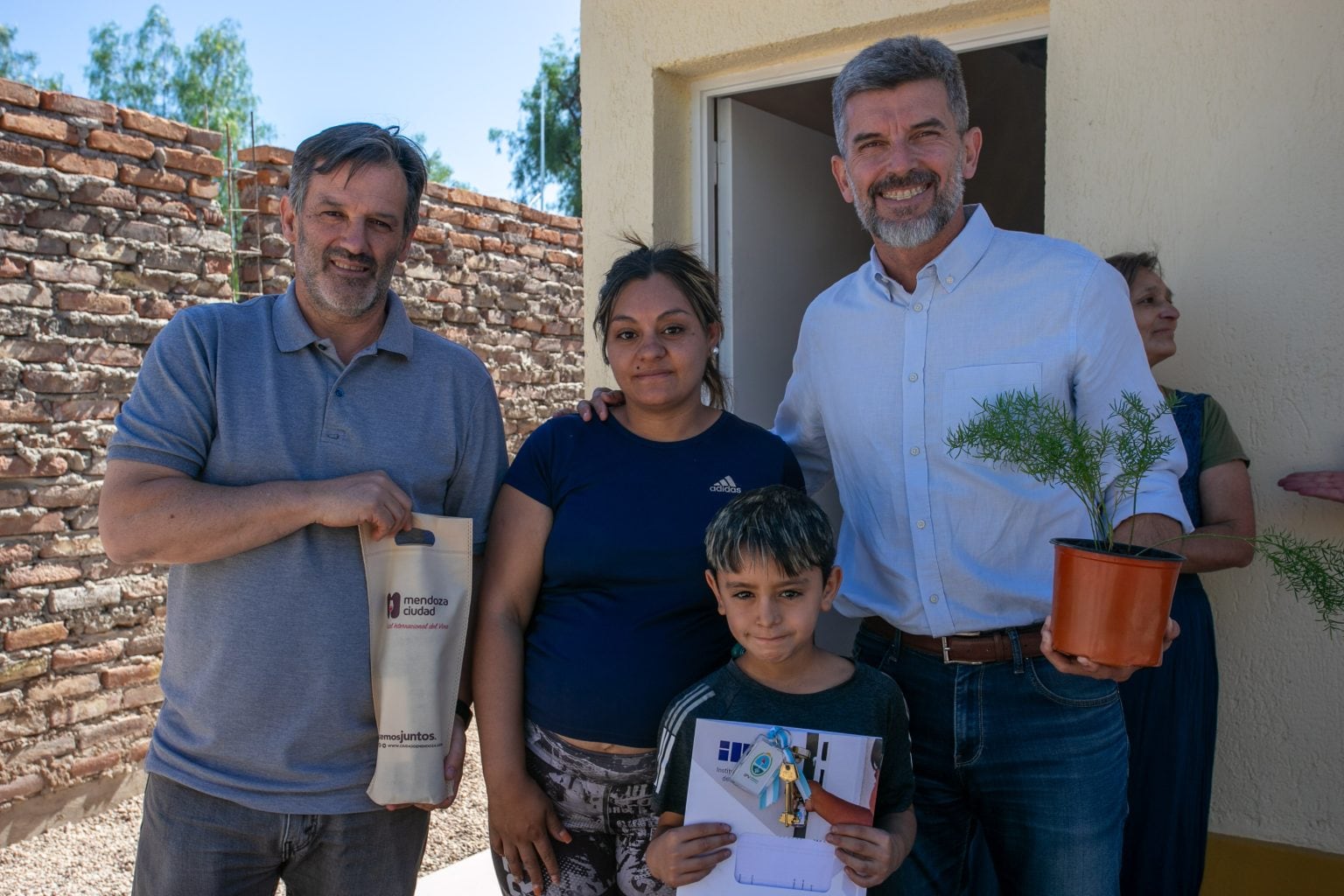 El intendente Ulpiano Suarez, junto a autoridades del Instituto Provincial de la Vivienda, entregó viviendas reconstruidas en el barrio El Libertador