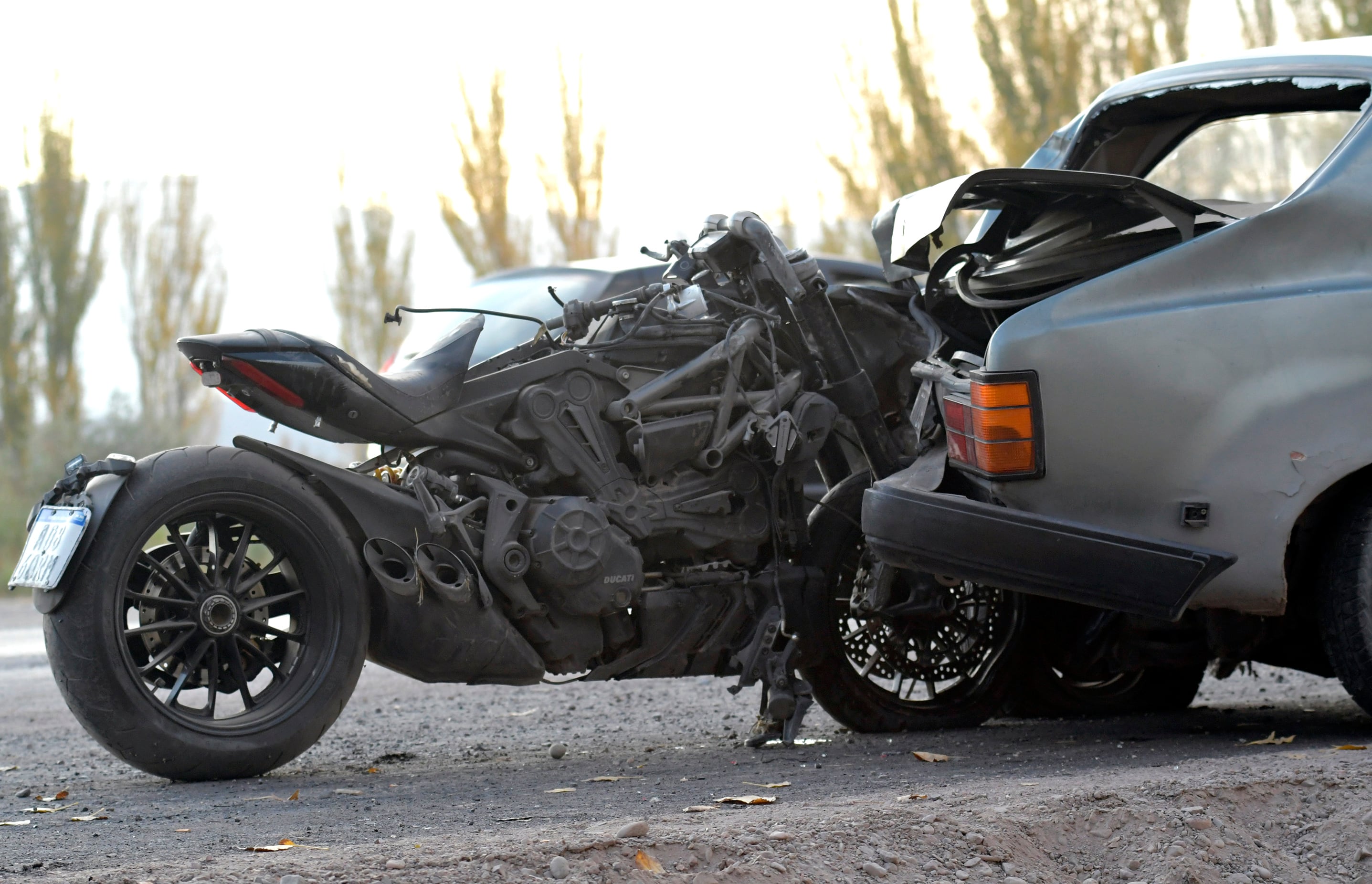 Se accidentó la Reina Nacional de la Vendimia 2016: así quedaron la moto Ducati y el Dodge en el Acceso Sur (Luján) - Foto: Orlando Pelichotti / Los Andes