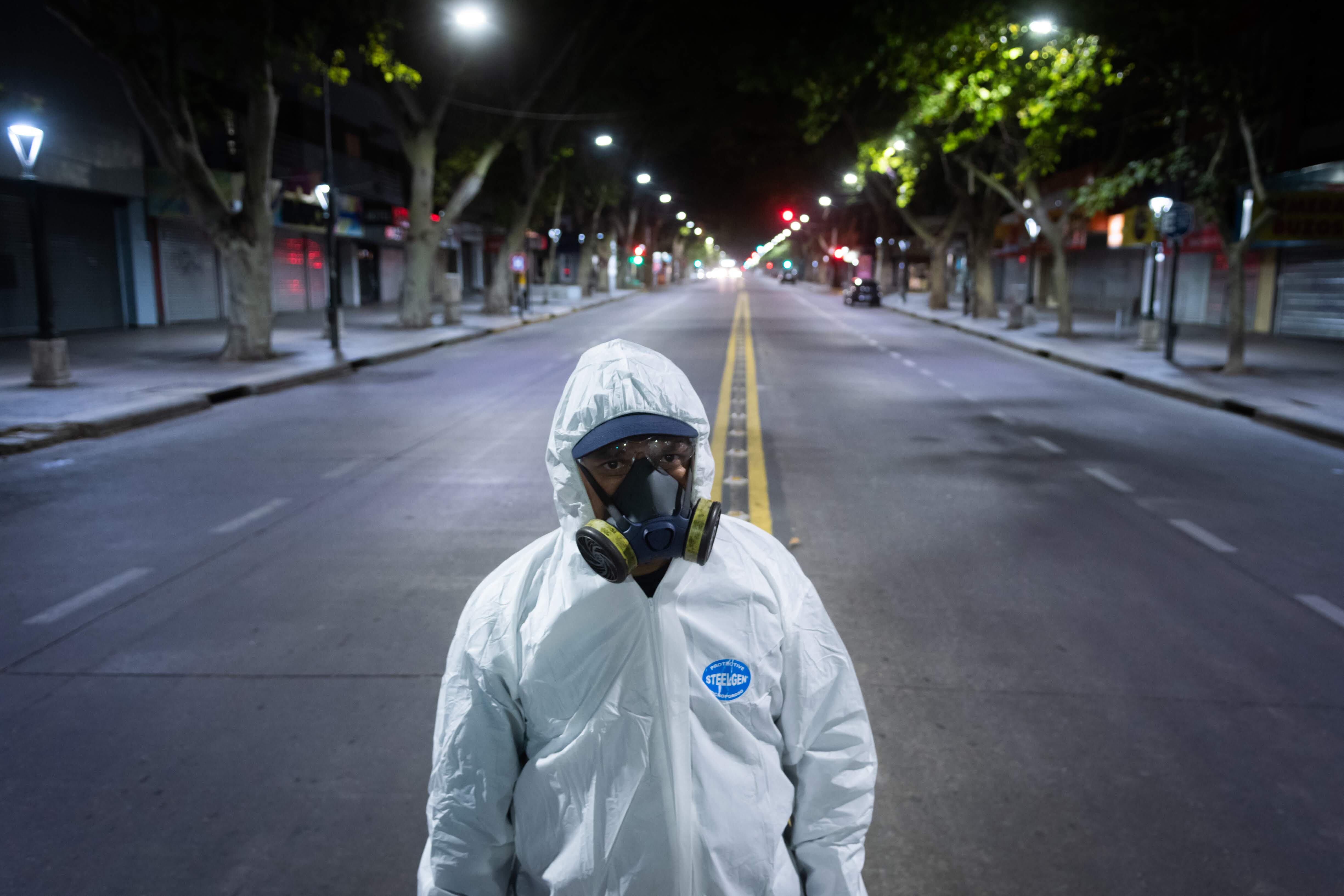 Mendoza 15 de abril de 2020 Sociedad
Cuarentena en Mendoza
A partir de las 19 hs no se permite que nadie circule por la via publica.  
German Horno desinfectando la Heladeria Reinese