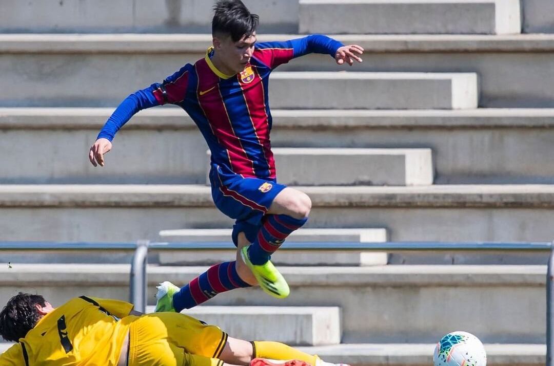 Niko Takahashi, talento de la cantera del Barcelona que podría ser citado para la selección argentina. (Prensa Barcelona).