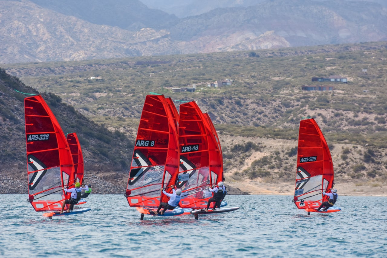 Con una cancha de regatas más angosta de lo habitual, el clima de montaña ofreció distintas condiciones de viento durante los Campeonato Mundial de Formula Foil. 
Foto: Mariana Villa / Los Andes