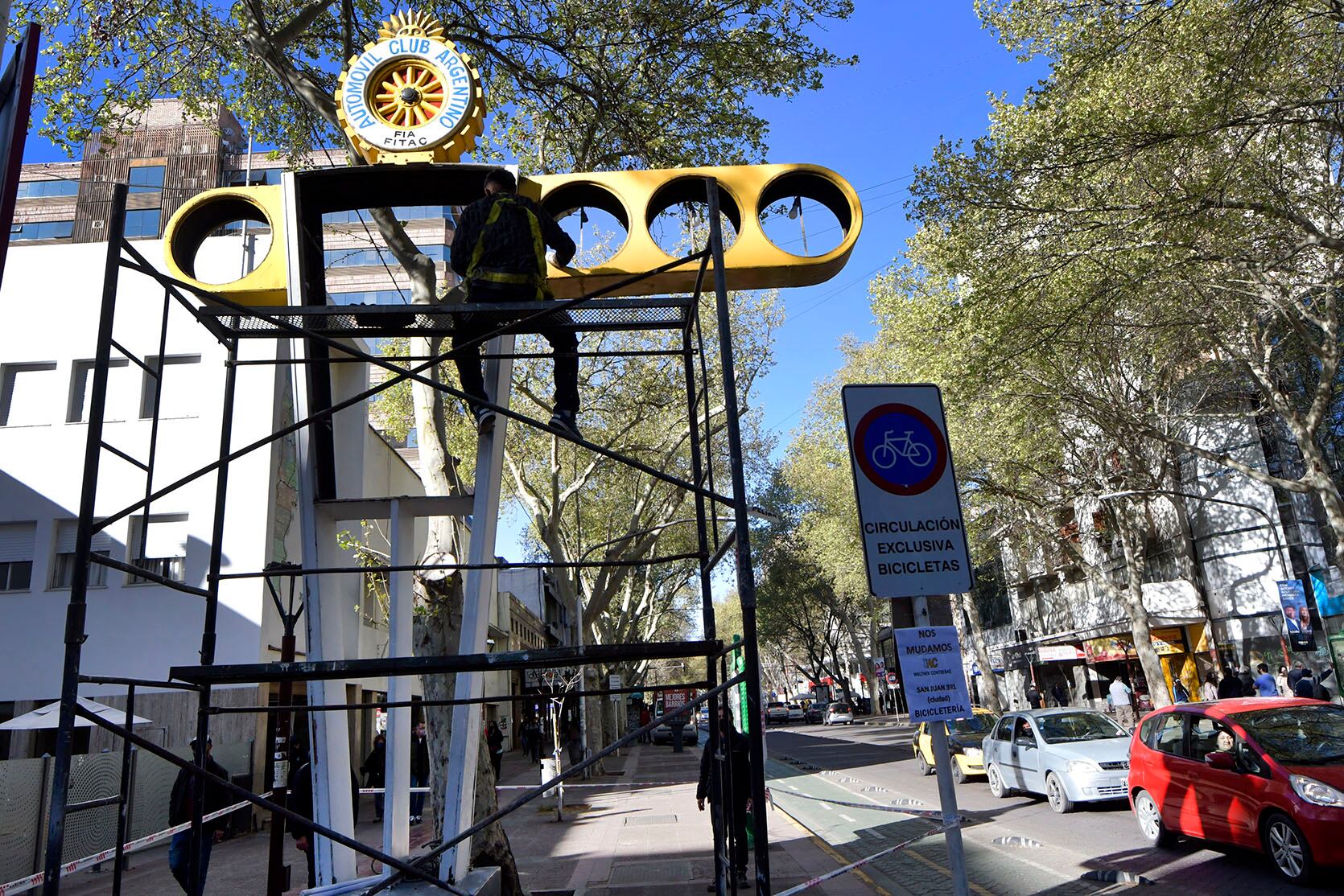 Continúan las tareas de puesta en valor del antiguo cartel histórico del ACA. Foto: Orlando Pelichotti / Los Andes