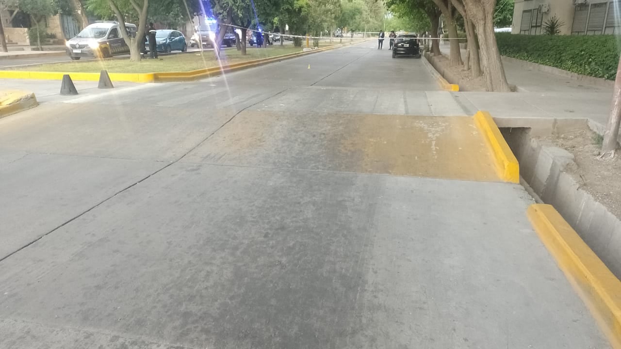 El motociclista no advirtió el lomo de burro. Foto: fuentes policiales.