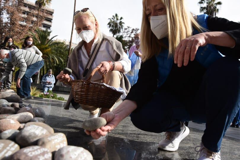 Un grupo de mendocinos se congregó en la Plaza San Martín y llevó piedras con los nombres de los fallecidos por la pandemia - Mariana Villa