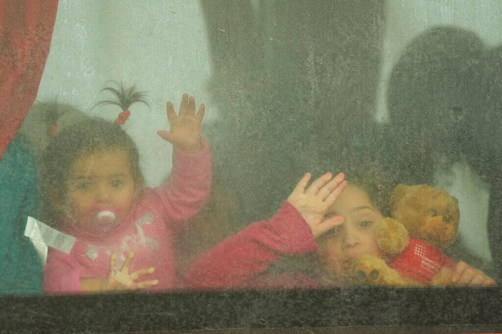 Niños refugiados se asoman por la ventana de un autobús que va rumbo a Rumania después de huir de la guerra en Ucrania, en el cruce fronterizo en Palanca, Moldavia, el viernes 11 de marzo de 2022. Más de 5 millones de refugiados han huido de Ucrania desde que inició la guerra de Rusia, informó la agencia de refugiados de la ONU el 20 de abril de 2022. Es la mayor crisis de refugiados en Europa desde la Segunda Guerra Mundial. (AP Foto/Sergei Grits, File)