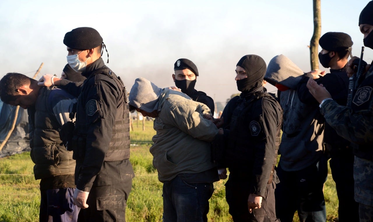 Tensión en Guernica: incidentes entre policías y usurpadores de tierras tras el desalojo