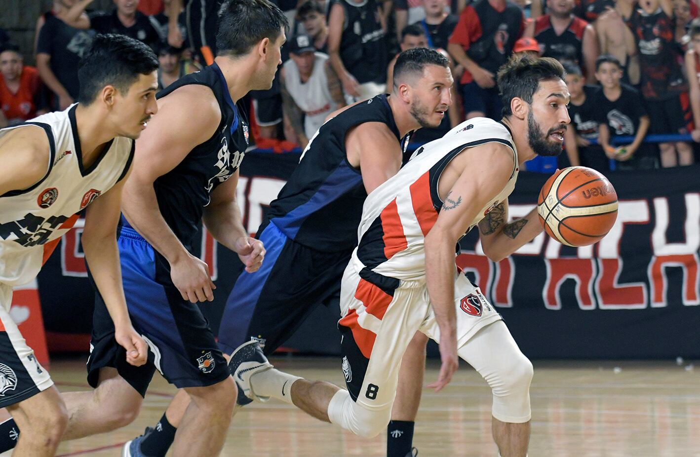 En la primera final del certamen Clausura de Superliga, Atenas Sport Club doblegó a San José y puso la serie 1-0. Foto Orlando Pelichotti