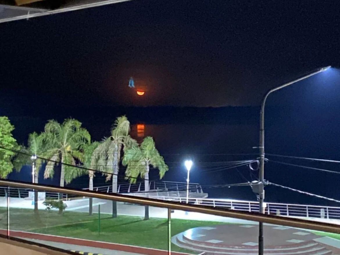 Le sacaron una foto a la luna y notaron que al lado había una silueta de la Virgen.