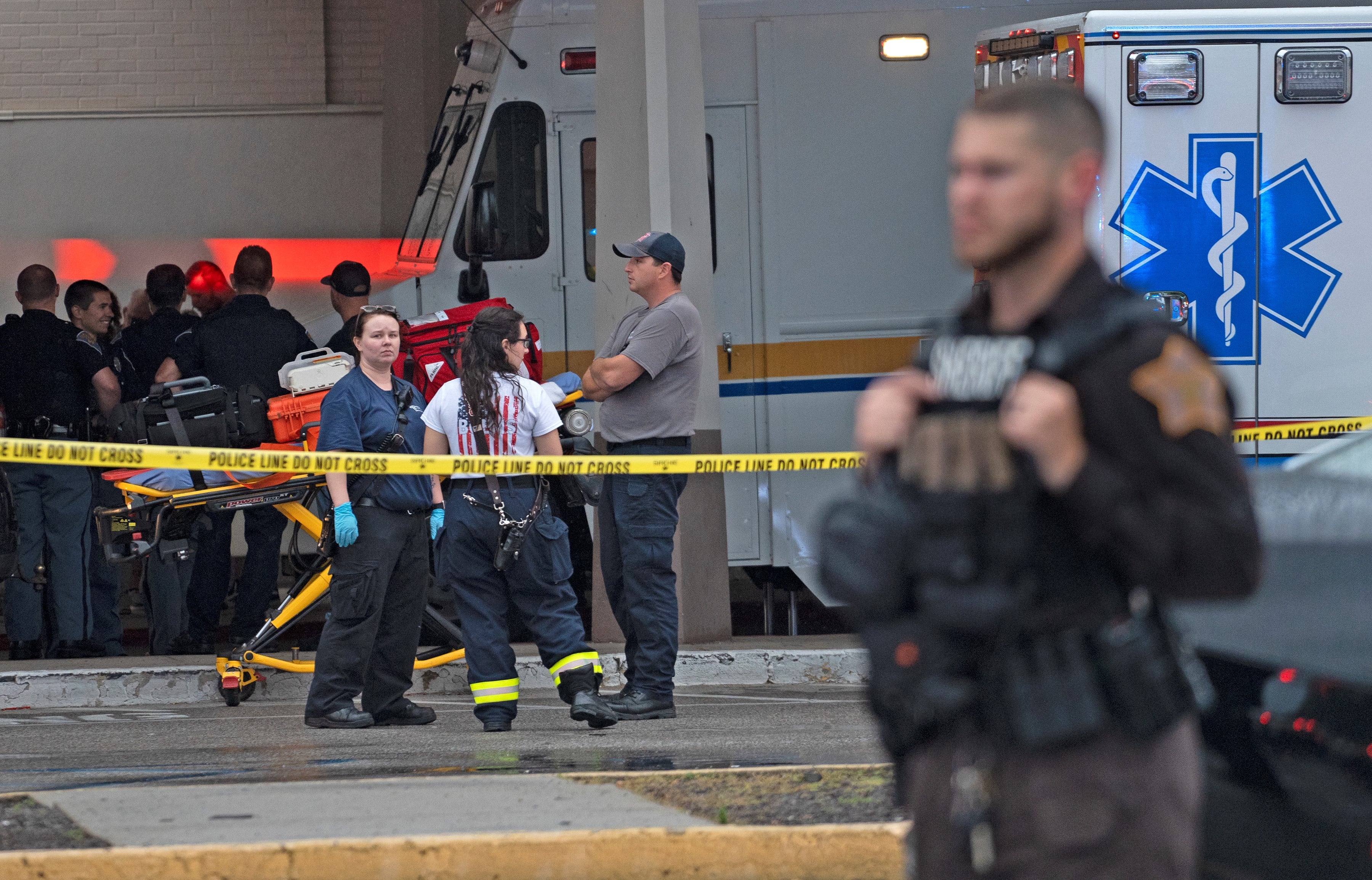 La policía espera afuera después de un tiroteo mortal este domingo en el Greenwood Park Mall, en Greenwood, Indiana. (Kelly Wilkinson / The Indianapolis Star)