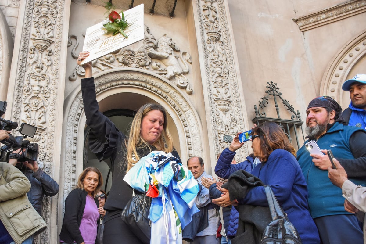 Último adios a Marciano cantero, una multitud lo despidió a son de sus canciones en el edificio de Cultura de Mendoza, luego de velar sus restos.

Foto: Mariana Villa / Los Andes