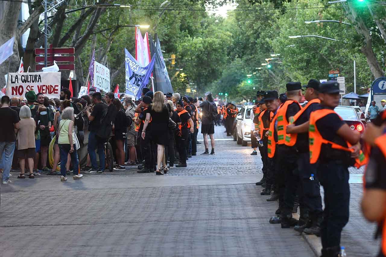 Con gran cantidad de policías, artistas mendocinos realizan una protesta en Peatonal Sarmiento y Av. San Martín de Ciudad en reclamo al DNU del gobierno nacional
Foto: José Gutierrez / Los Andes