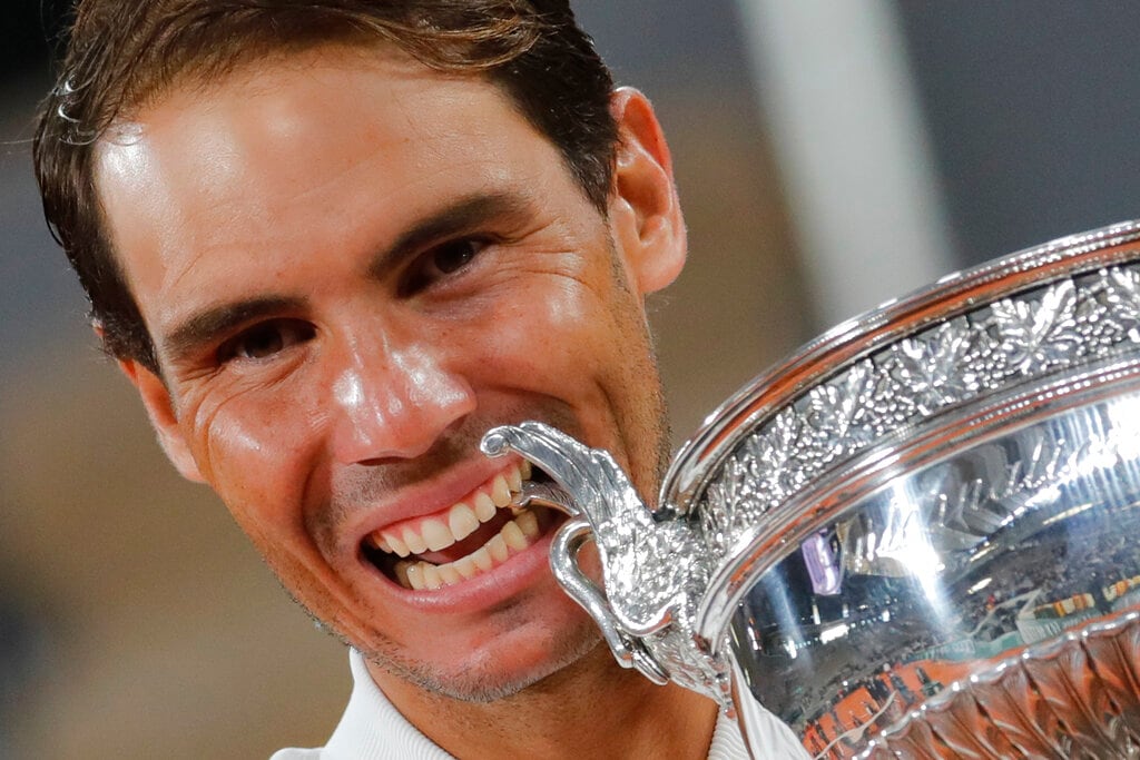 El español Rafael Nadal muerde el trofeo después de ganar la final ante el serbio Novak Djokovic.