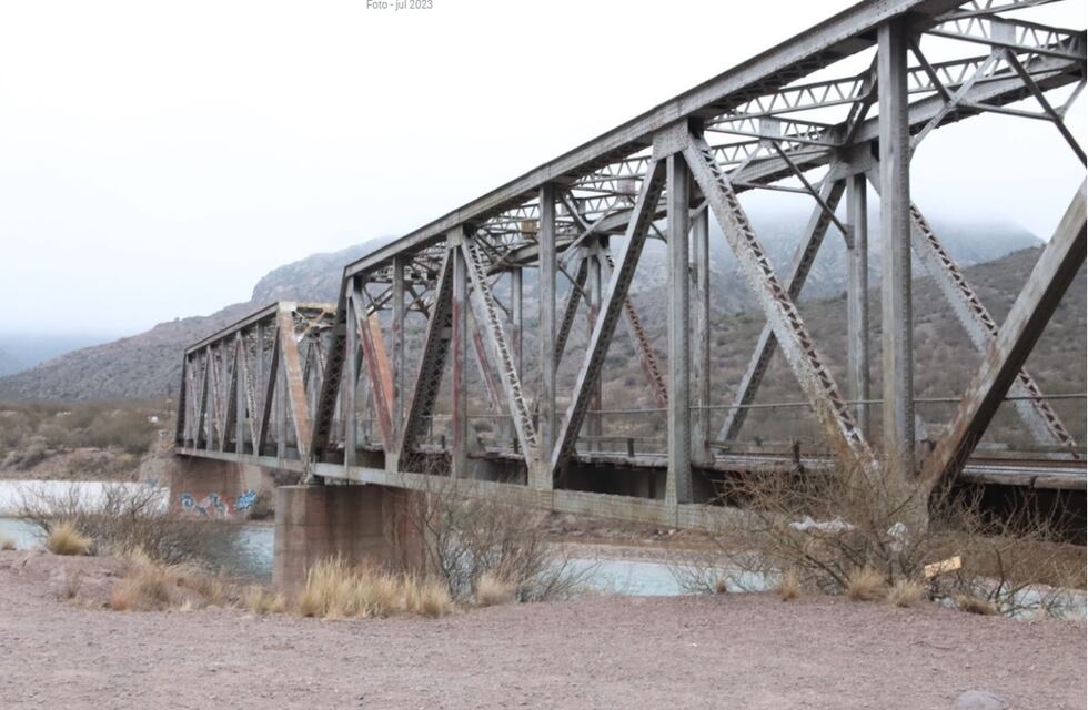 Potrerillos: un viejo puente del Tren Trasandino es el único acceso a la costa norte