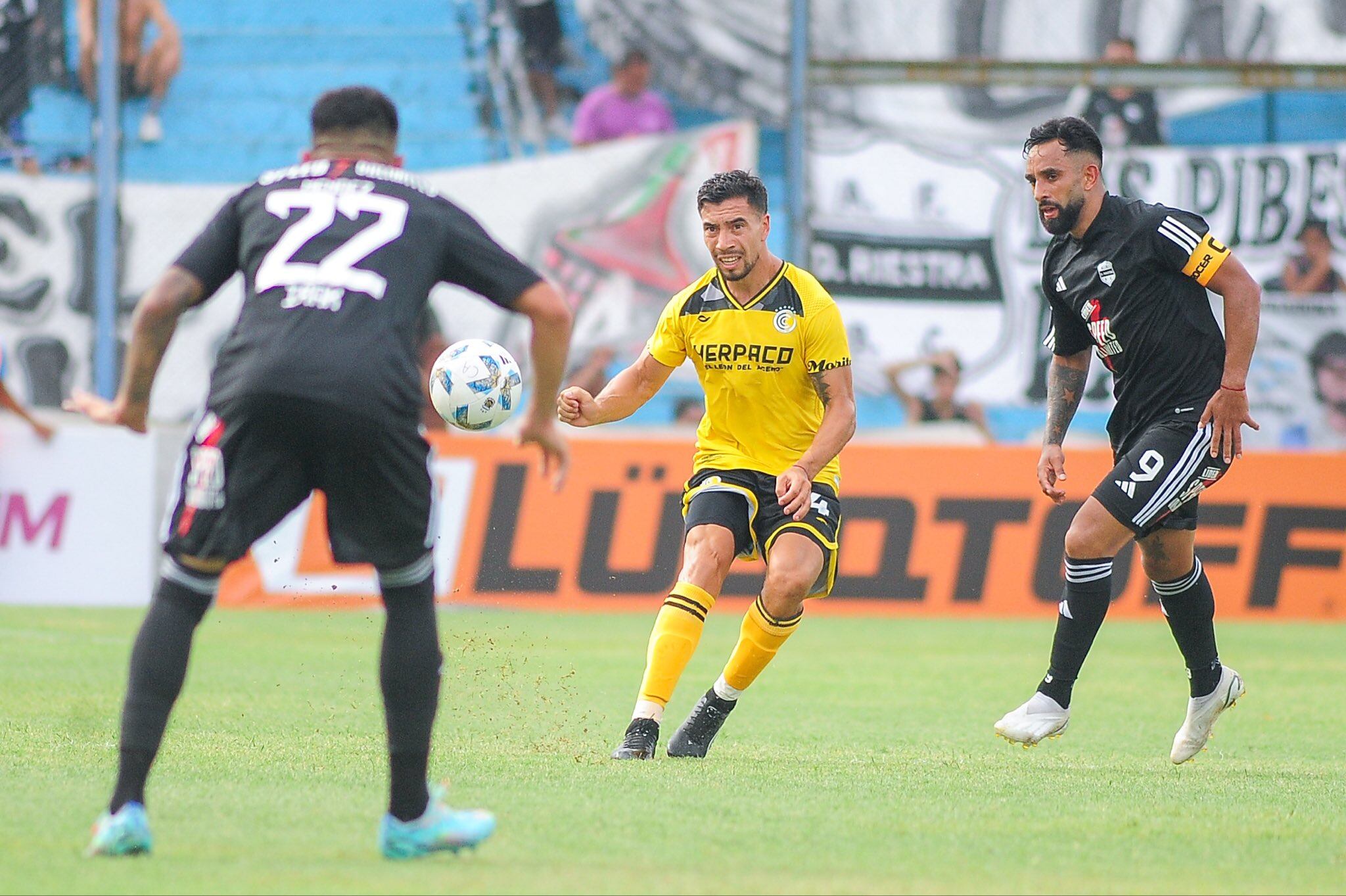 Deportivo Riestra venció a Comunicaciones por 1-0 con un penal muy polémico en la última jugada del partido en Copa Argentina. / Gentileza.