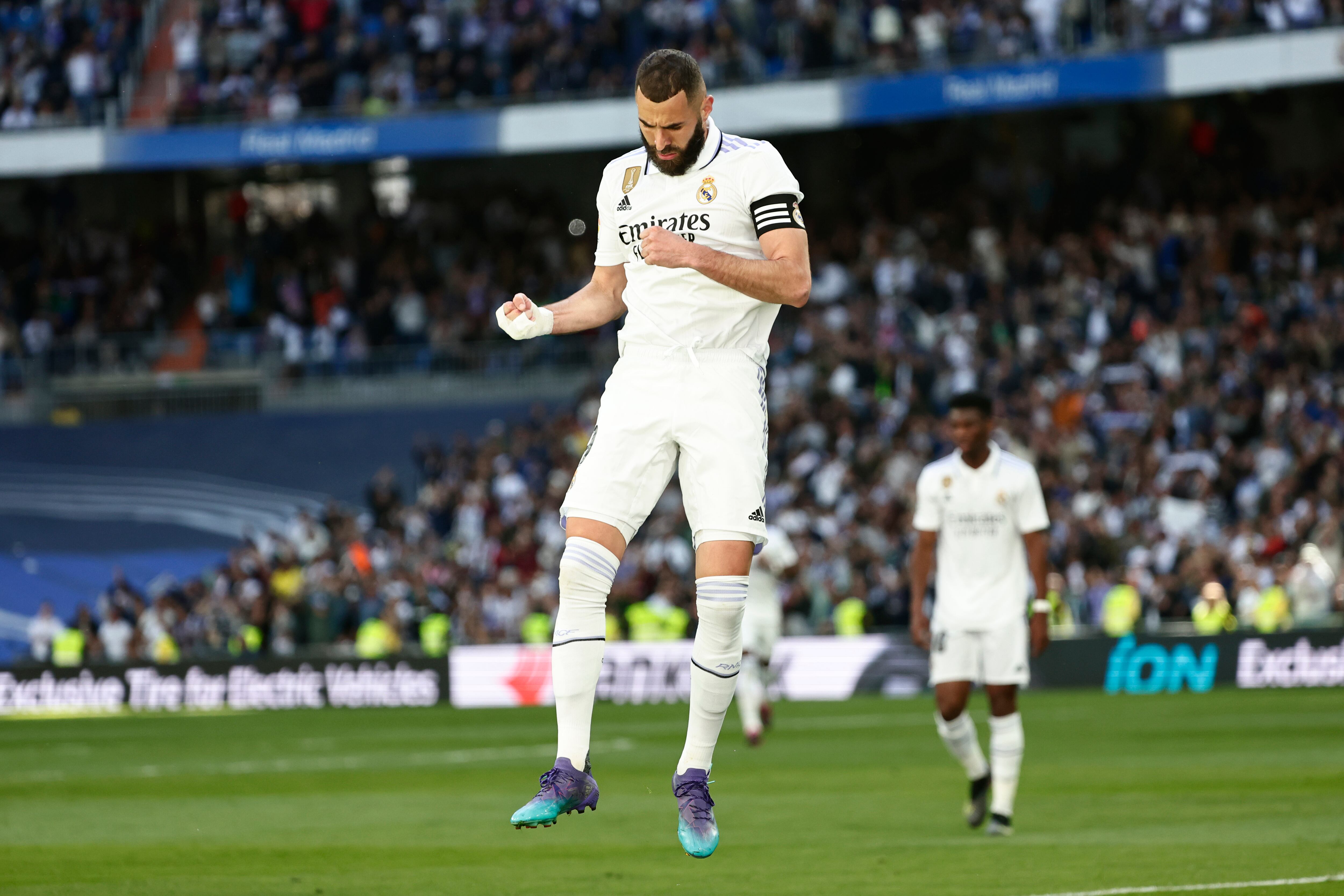 Karim Benzema celebra tras anotar el tercer gol del Real Madrid en el partido contra Valladolid en la Liga española, el domingo 2 de abril de 2023. (AP Foto/Pablo García)