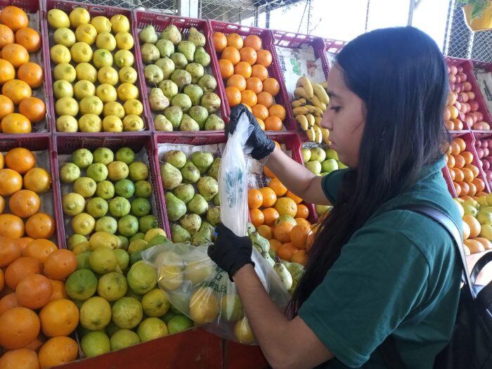 El Iscamen toma muestras en frutas y verduras y las analiza en la búsqueda de residuos químicos.