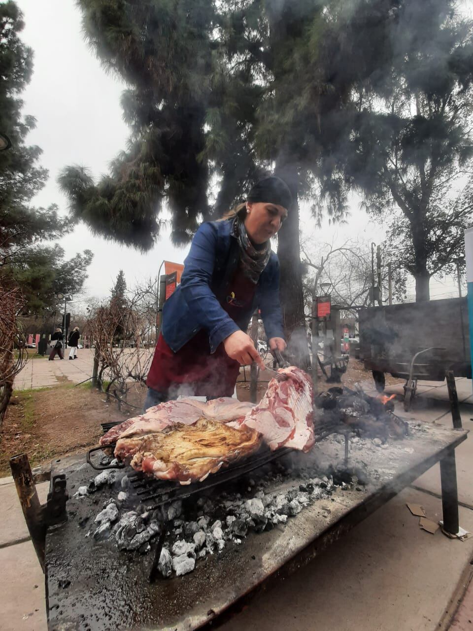 La historia de Betiana: de pararse ante la parrilla “porque no le quedaba otra” a estar entre las mejores 3 asadoras del país. Foto: Betiana Villa.