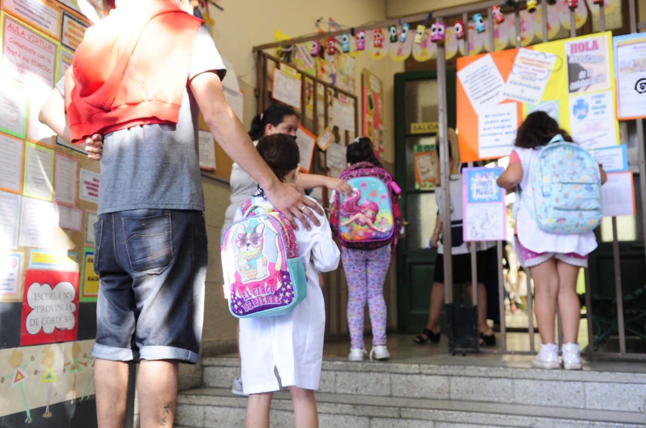 Si bien el gobierno porteño evalúa más restricciones, las clases presenciales se mantendrán (Clarín)