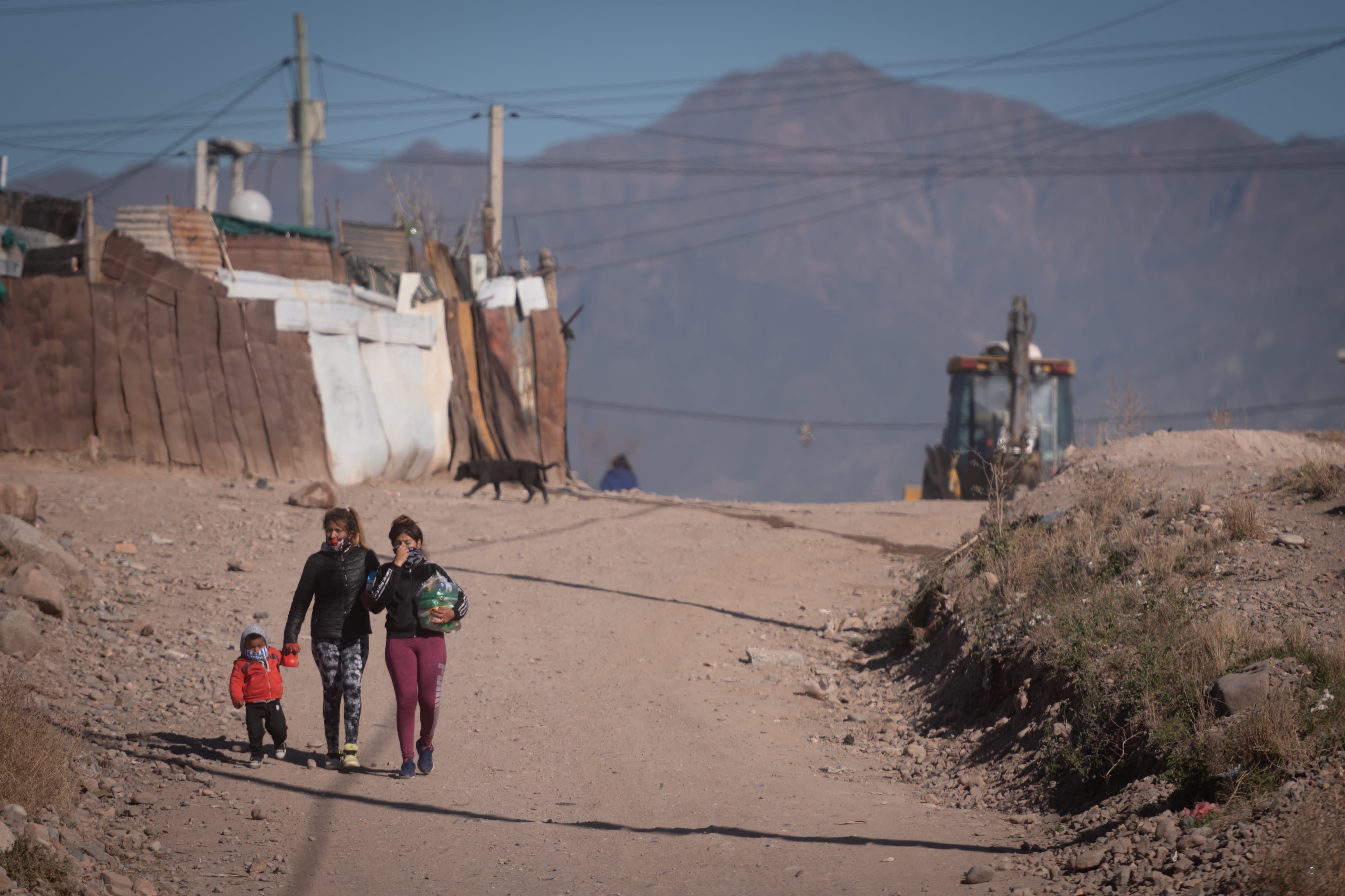 Por el aumento de casos positivos, son cada vez más intensos los operativos sanitarios en los barrios del Gran Mendoza.