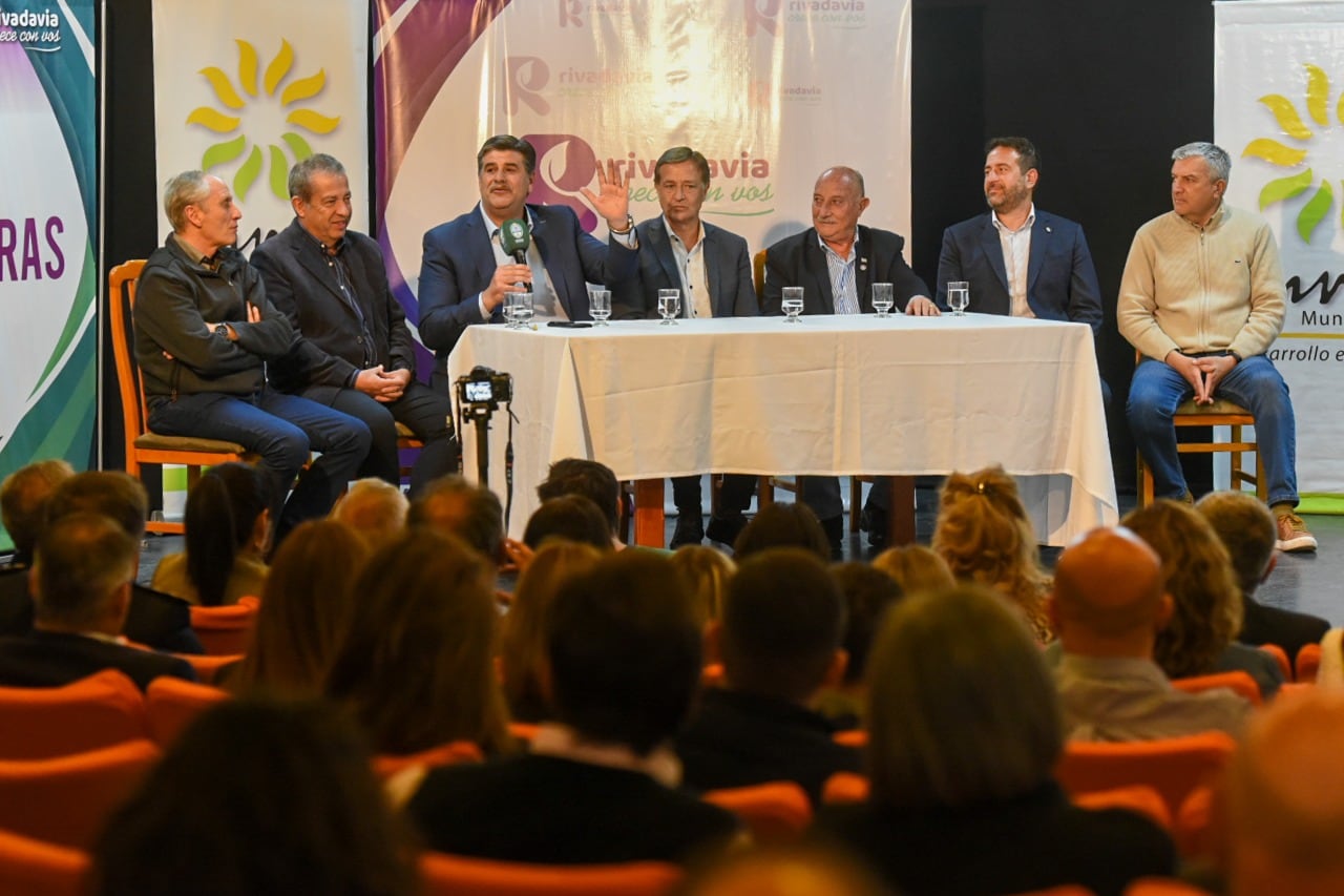 Rodolfo Suárez y los intendentes Raúl Rufeil (San Martín), Héctor Ruiz (Junín) y Miguel Ronco (Rivadavia), más el vicegobernador Mario Abed, y el ministro de Infraestructura Mario Isgró.