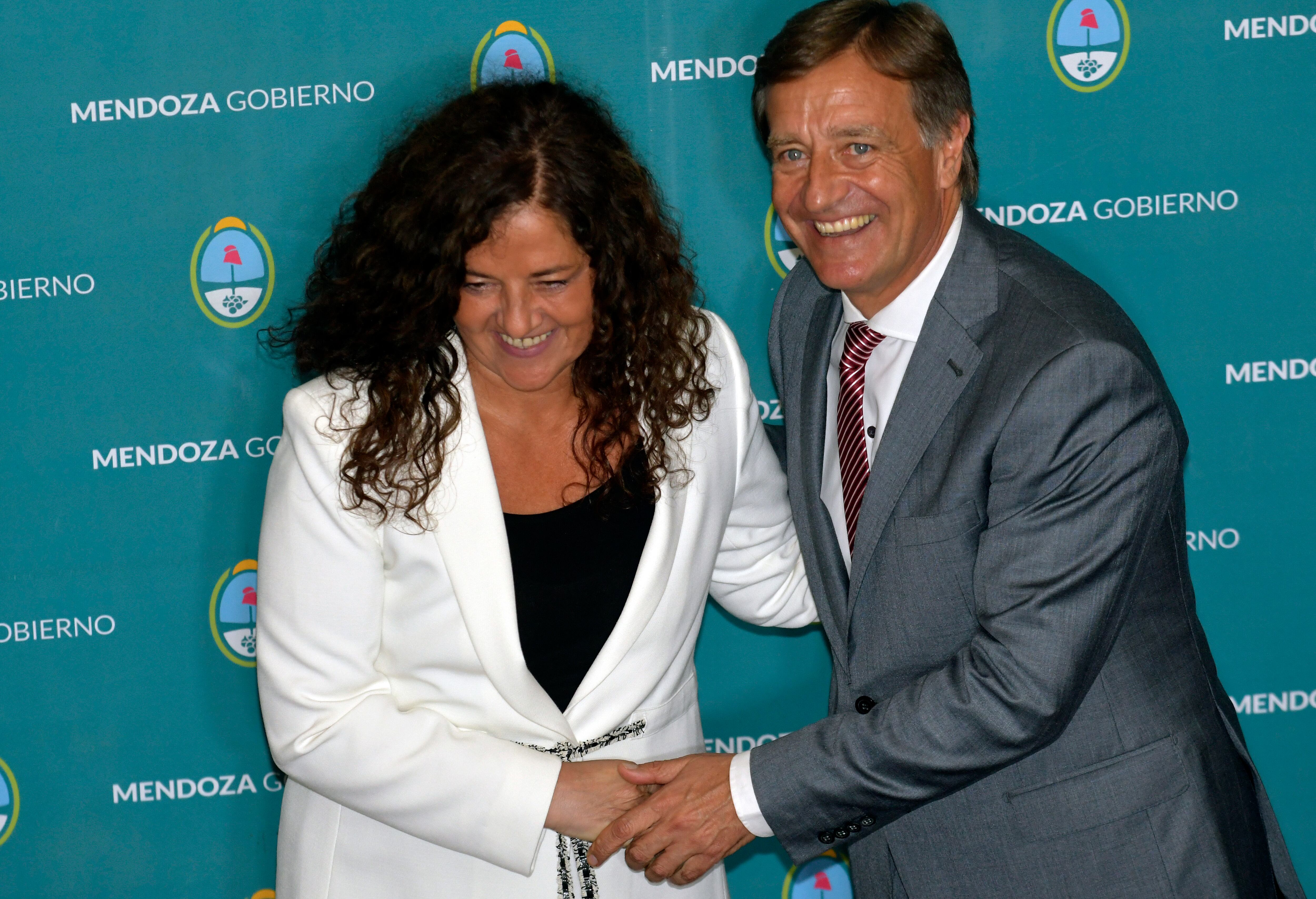 Asumen los ministros Nora Vicario y Víctor Fayad

Rodolfo Suárez con la nueva ministra de Cultura y Turismo, Nora Vicario.
 Foto Orlando Pelichotti