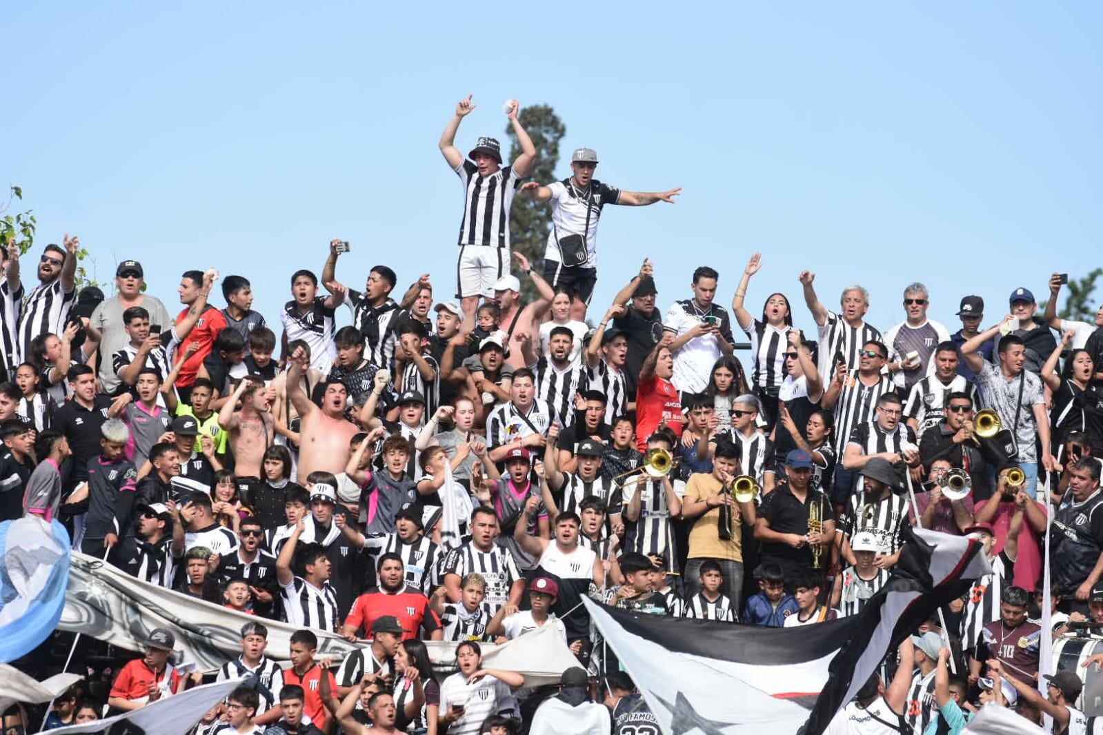 Los Famosos 33 coparon su estadio y metieron más de 15 mil personas en el estadio Víctor Legrotaglie. / Mariana Villa (Los Andes). 