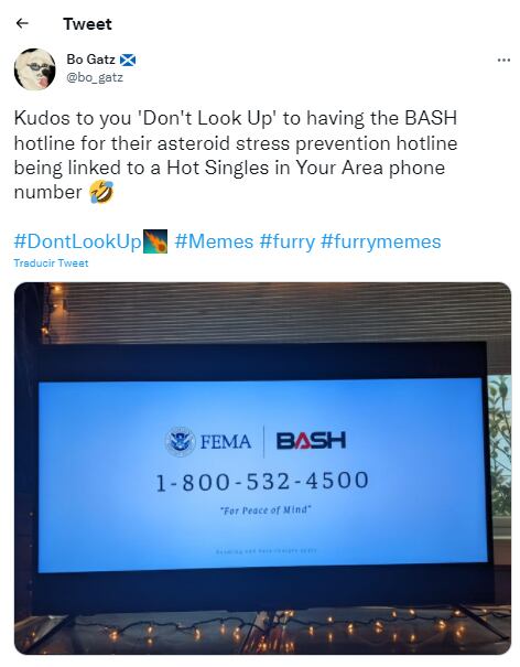 "Elogios a 'No mires arriba' por tener la línea directa de BASH  para su línea directa de prevención del estrés por asteroides que está vinculado a un número de teléfono de 'Hot Singles' en su área", escribió un usuario.