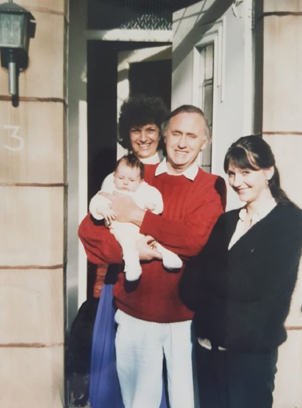 Eileen Palmer a los 32 años con su padre en la puerta de la casa donde escribió el mensaje. (Foto: Clarín).