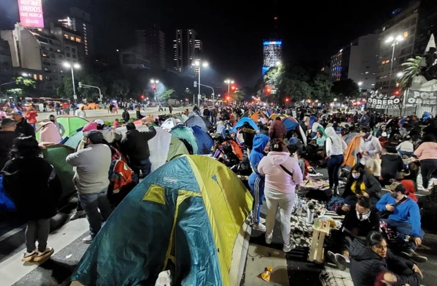 Acampe piquetero en avenida 9 de Julio. 