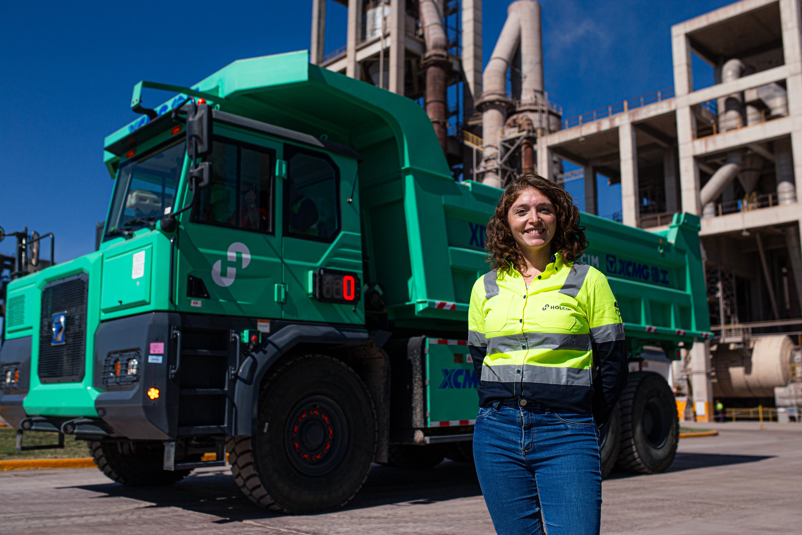 Holcim Argentina empezó a operar el primer camión eléctrico en el país que se usa en una cantera, en su planta en Mendoza