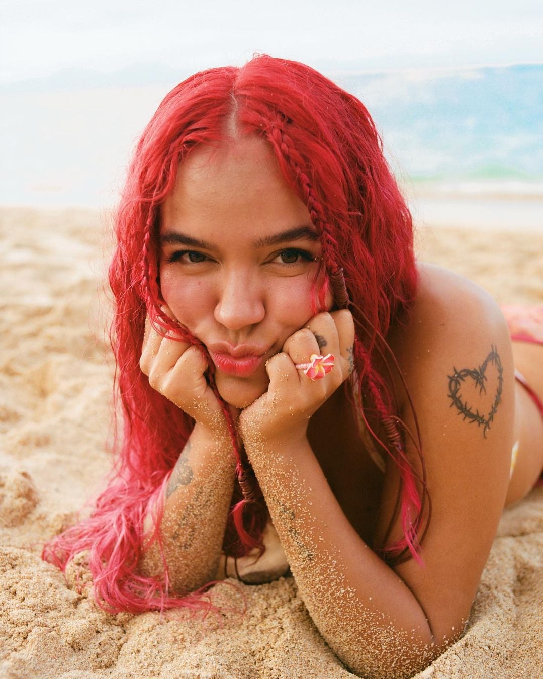 Karol G subió las temperaturas en el mar y mostró un sensual piercing