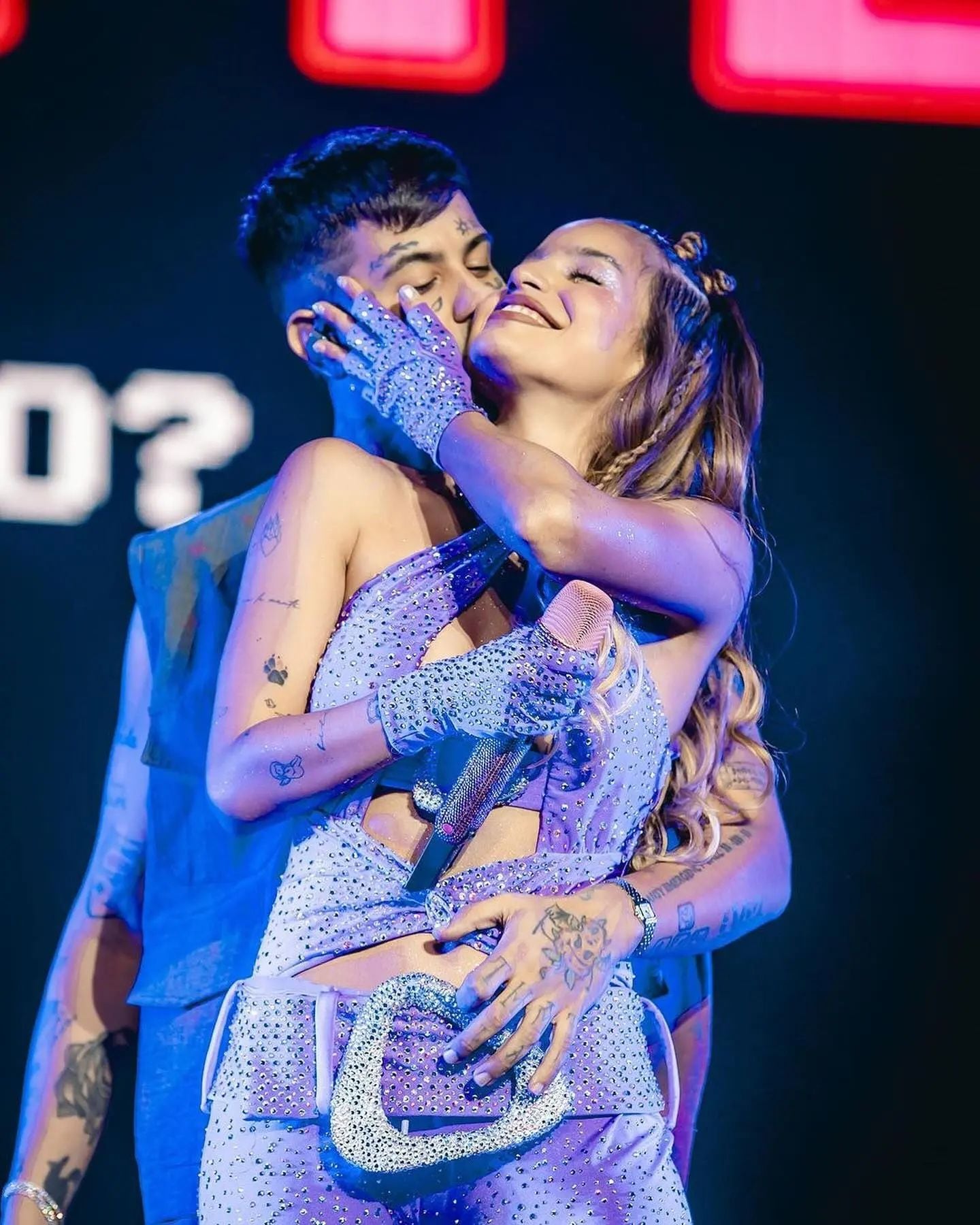 Duki y Emilia Mernes demuestran su amor en el Movistar Arena