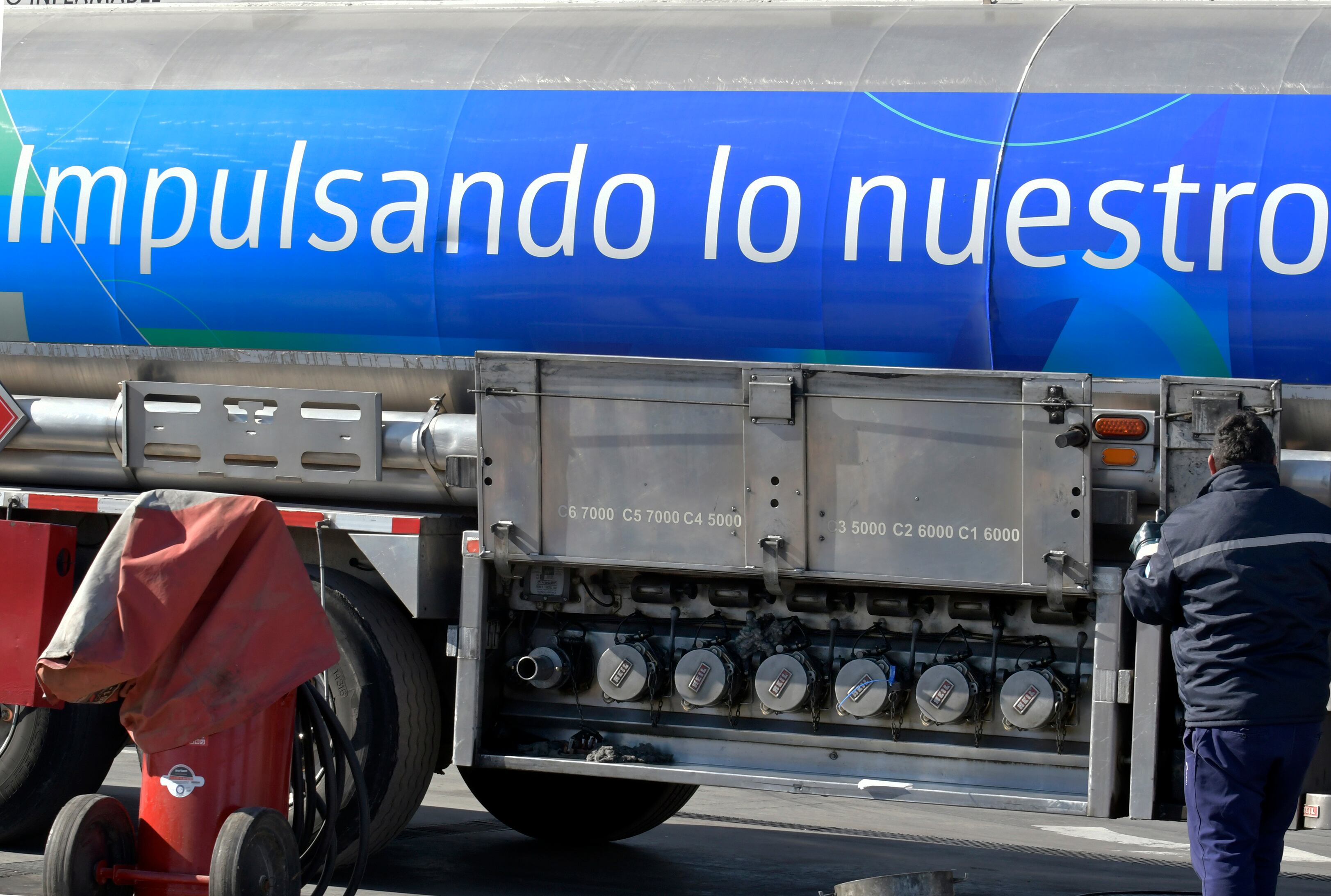 Un camión de la petrolera YPF descarga combustible en una estación de servicio del Gran Mendoza. Foto: Orlando Pelichotti / Los Andes




