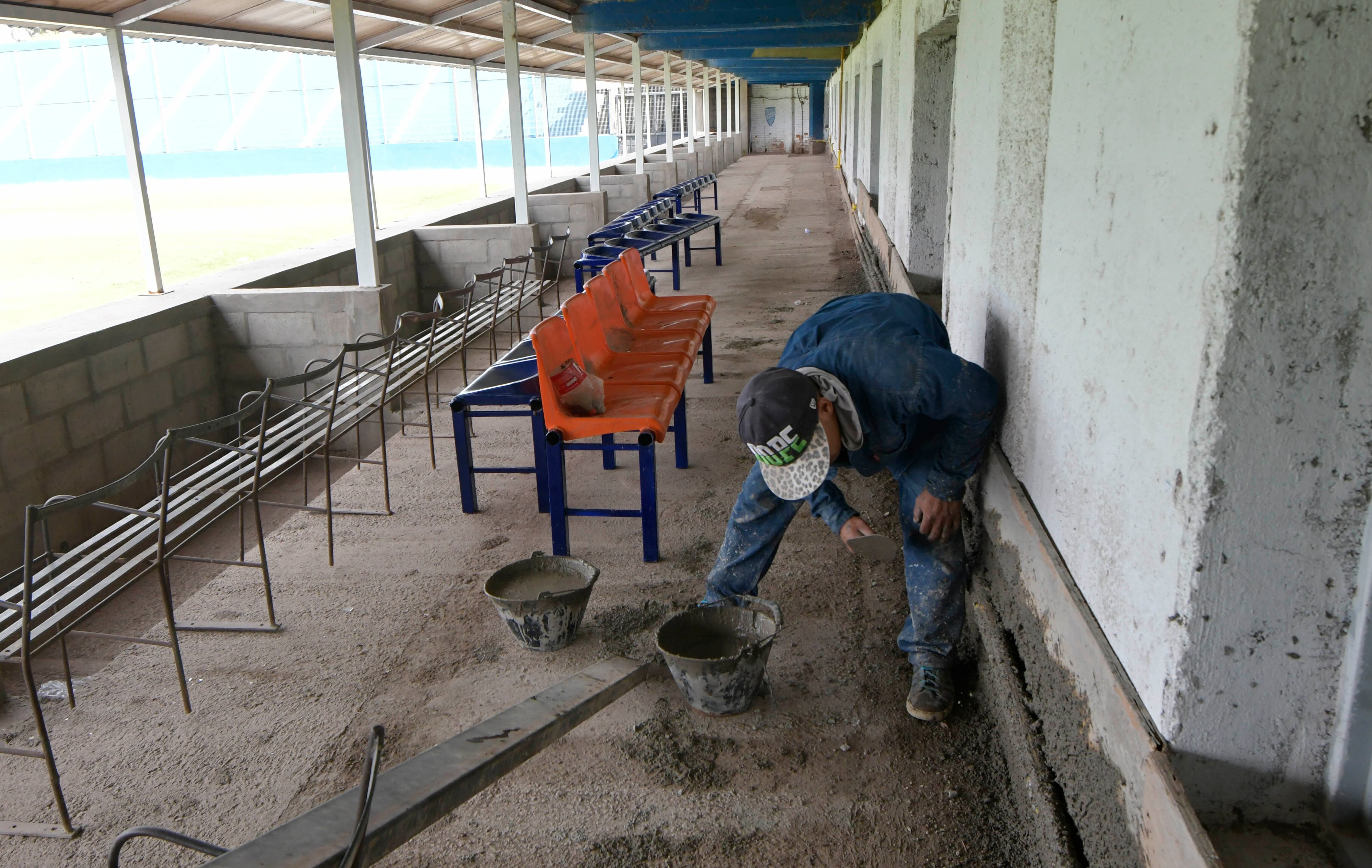 Continúan los trabajos de restauración del estadio Gambarte, del Club Deportivo Godoy Cruz Antonio Tomba