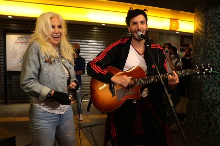 La diva del teléfono y el cantante colombiano improvisaron un show en el subte de Buenos Aires. Foto Ramiro Souto.