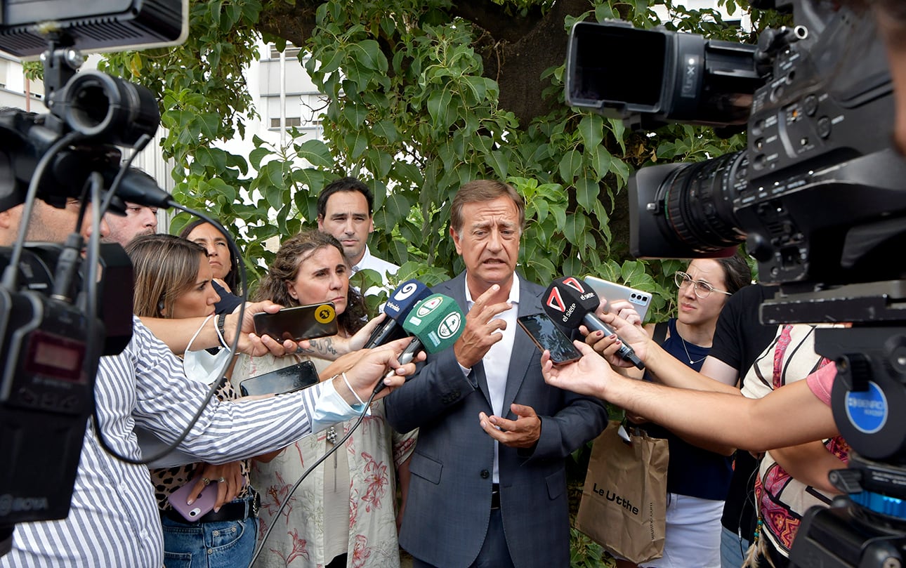  El Gobernador Rodolfo Suarez, junto Alfredo Cornejo,  a la ministra de Salud, Desarrollo Social y Deportes, Ana María Nadal y el gerente general de FUESMEN, Rodolfo Montero, participará de la inauguración de nuevo equipamiento de la institución.
Foto: Orlando Pelichotti 