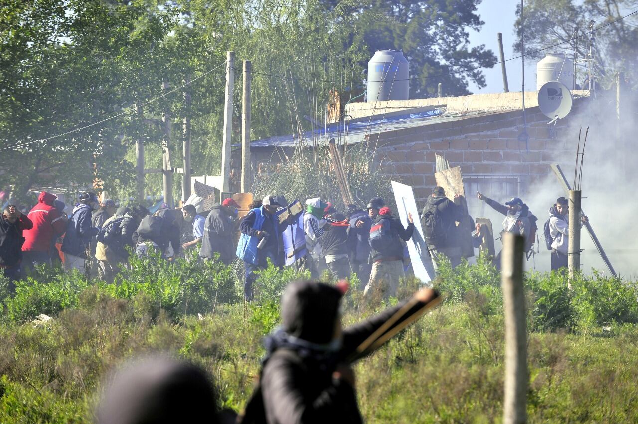 Tensión en Guernica: incidentes entre policías y usurpadores de tierras tras el desalojo