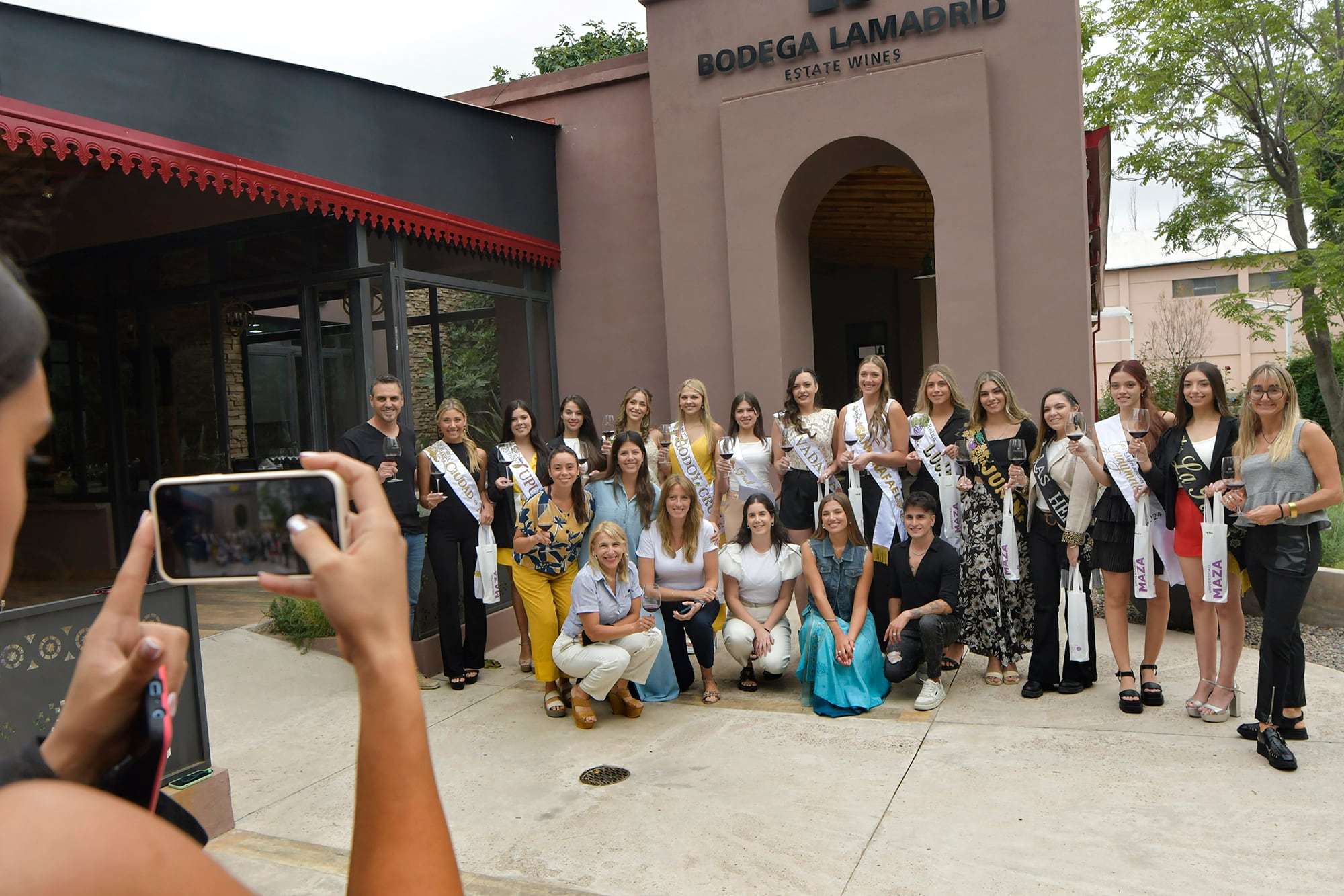 Prueba superada: antes de la Convivencia, las reinas de la Vendimia compartieron una mañana de aprendizaje, brindis y risas. Foto: Orlando Pelichotti / Los Andes