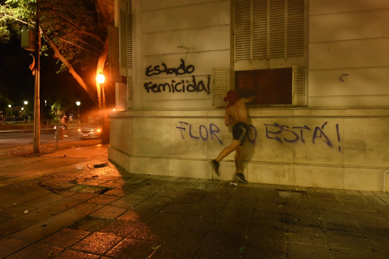 Un pequeño grupo de manifestantes que pedía justicia por el femicidio de Florencia Romano incendió la Legislatura de Mendoza on bombas molotov.