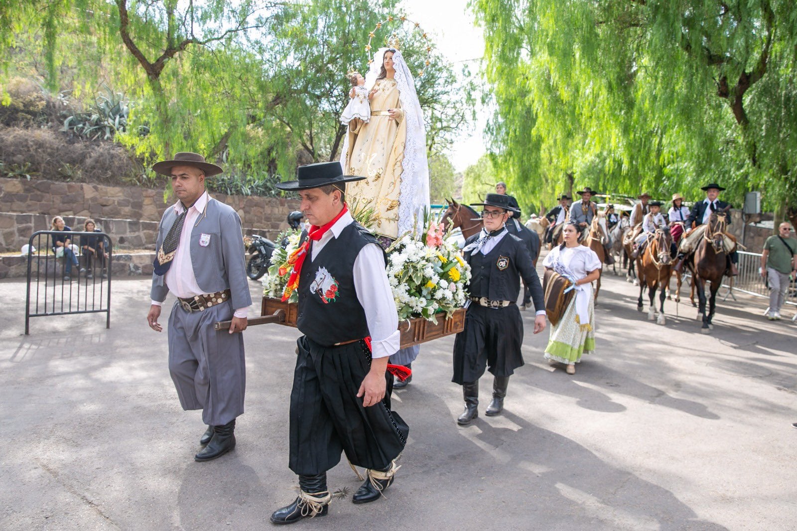 Virgen de la Carrodilla ingresó ayer al teatro griego Frank Romero Day. Esta imagen estará presente en el espectáculo central del sábado 4 de marzo de 2023. Foto: Gobierno de Mendoza.