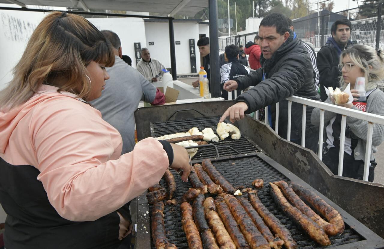 El cásico choripán no estuvo ausente y los vendedores de "Chori" tuvieron mucho trabajo. /  Foto: Orlando Pelichotti (Los Andes).