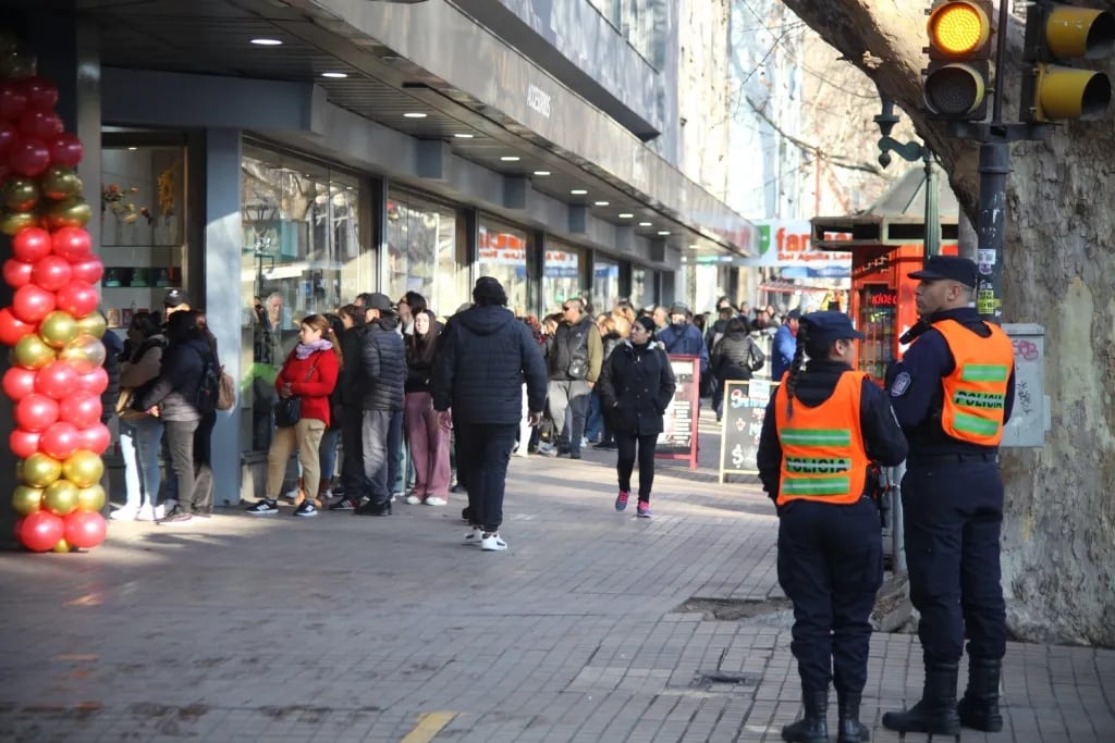 Ya empiezan a haber filas para comprar en el nuevo local chino en pleno centro mendocino