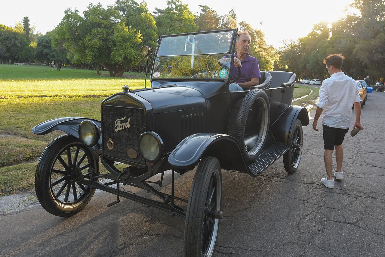 Miguel Nebot en su Ford T 1923. Foto: Marcelo Rolland / Los Andes