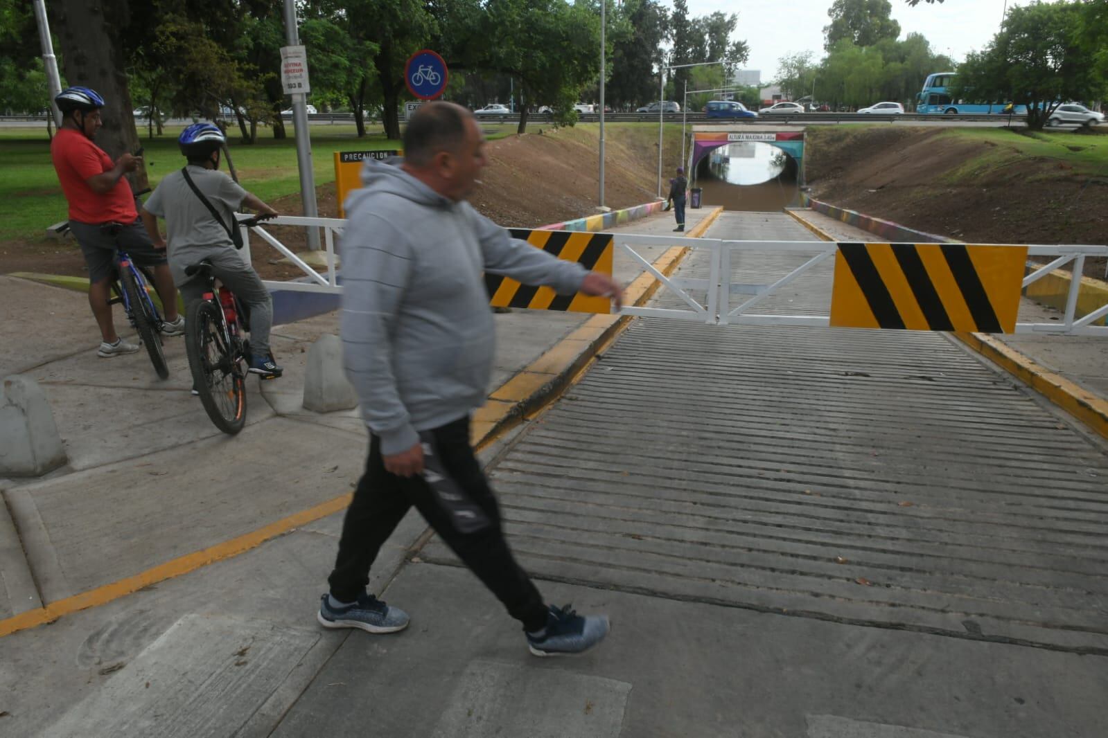 El túnel del Shopping volvió a inundarse con la tormenta de este miércoles y desde la Municipalidad de Guaymallén aclararon que una de sus funciones es la de reservorio de agua. Foto: Ignacio Blanco / Los Andes.